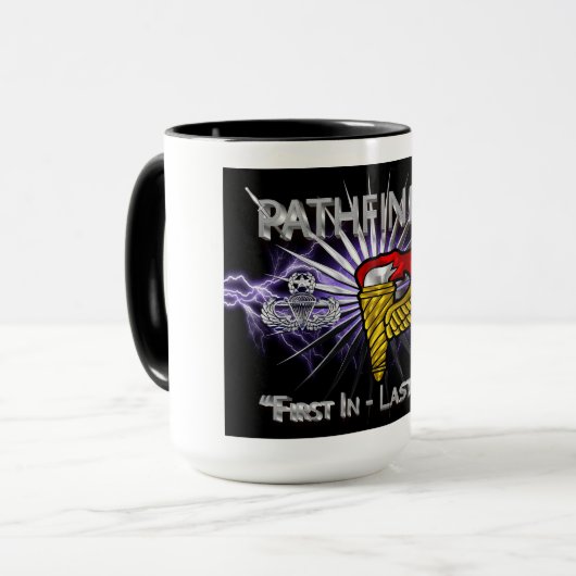 Pathfinder-Abzeichen -"First in Last Out" Tasse (Vorderseite Links)