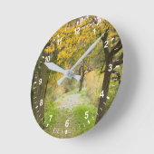 Pathway in Autumn Runde Wanduhr (Winkel)