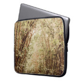 PATHWAY UMGEBEN VON GROSSEN UND GRÜNEN BÄUMEN LAPTOPSCHUTZHÜLLE (Vorderseite Links)