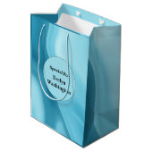 Patina Blue Soft Glow Gradient Abstract Mittlere Geschenktüte (Rückseite Schrägansicht)