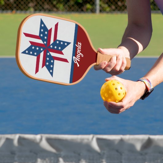 Patiostar mit rot-weißem Flaggenmuster Pickleball Schläger (InSitu)