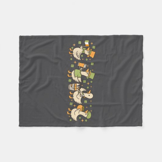 Patricks Day,funny Goose, Shamrock, Beer Gift Tee  Fleecedecke (Vorderseite (Horizontal))