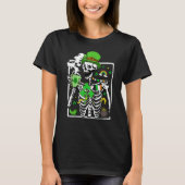 Patrick's Day Skeleton Shamrock Skull Drinking Cof T-Shirt (Vorderseite)