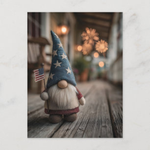 Patriotic American Gnome Holding Flag Feiertagspostkarte