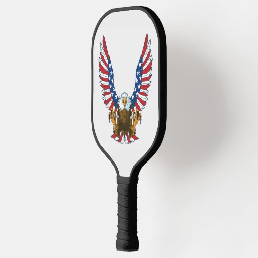 Patriotic Bald Eagle mit amerikanischer Flagge Pickleball Schläger (Links)