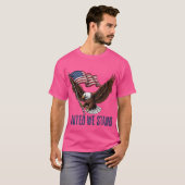 Patriotic Bald Eagle mit amerikanischer Flagge T-Shirt (Vorne ganz)