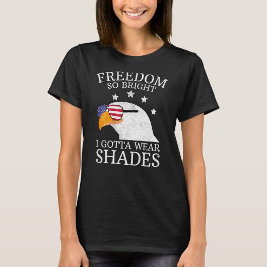 Patriotic Bald Eagle trägt Shades Freedom So Bri T-Shirt (Vorderseite)