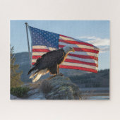 Patriotic Bald Eagle vor der amerikanischen Flagge Puzzle (Horizontal)