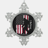 Patriotic Bigfoot Schneeflocken Zinn-Ornament (Vorderseite)