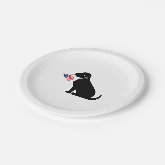 Patriotic Black Lab Silhouette American Flag Pappteller (Schrägansicht)