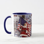 Patriotic Christmas Santa Holding American Flag Tasse<br><div class="desc">Patriotische Weihnachtsfeier mit amerikanischer Fahne Feiertag Kaffee Tasse.</div>