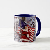 Patriotic Christmas Santa Holding American Flag Tasse (VorderseiteRechts)