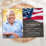 Patriotic Custom Foto USA American Flag Birthday Einladung<br><div class="desc">USA amerikanische Flagge Birthday Party Einladungen. Laden Sie Freunde und Familie zu Ihrem patriotischen Geburtstagsfest mit diesen modernen amerikanischen Flag Einladungen. Personalisieren Sie diese Fahneneinladung mit Ihren Event-, Foto-, Name- und Party-Details. Diese amerikanische Flag-Einladung ist auch ideal für den militärischen Ruhestand, Soldaten, die weggehen Party, militärischen Abschluss, Soldaten willkommen Zuhause...</div>