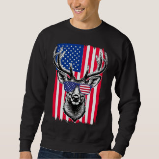 Patriotic Deer trägt eine amerikanische Flaggenson Sweatshirt