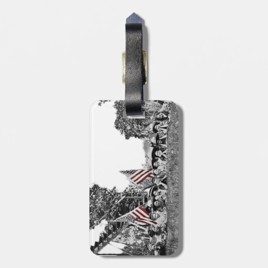 Patriotic Group Women American Flag Circa 1910 Gepäckanhänger (Rückseite vertikal)