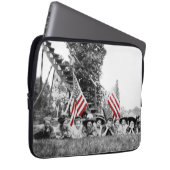 Patriotic Group Women American Flag Circa 1910 Laptopschutzhülle (Vorne Rechts)