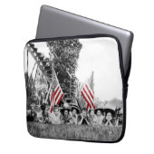 Patriotic Group Women American Flag Circa 1910 Laptopschutzhülle (Vorderseite Links)