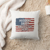 Patriotic Husband Daddy Protector Hero Flag Shirt  Kissen (Decke)