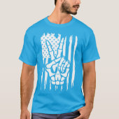 Patriotic Peace American Flag Skeleton Hand T-Shirt (Vorderseite)