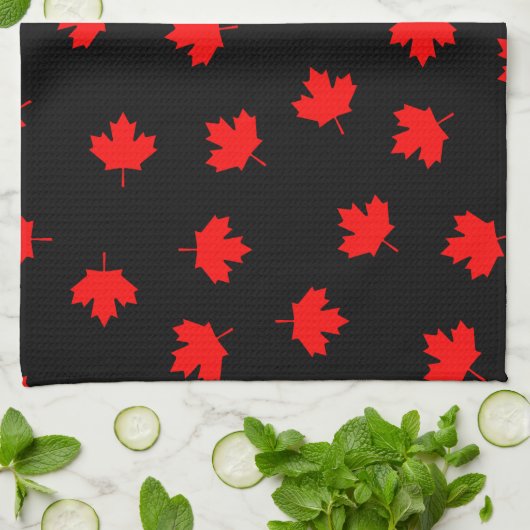 Patriotic Red Canada Maple Leaf Black Pattern Geschirrtuch (Gefaltet)