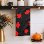 Patriotic Red Canada Maple Leaf Black Pattern Geschirrtuch