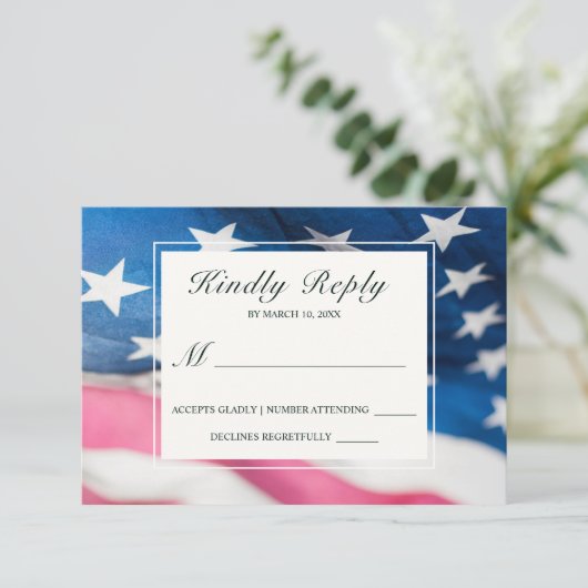 Patriotic Red White Blue American Flag Hochzeit RSVP Karte (Stehend Vorderseite)