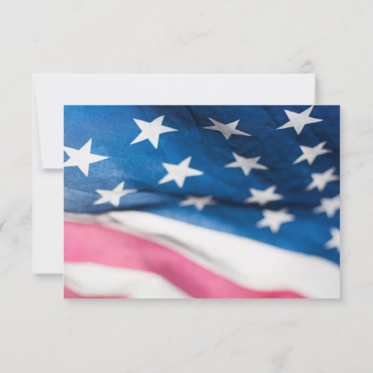 Patriotic Red White Blue American Flag Hochzeit RSVP Karte (Rückseite)