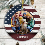 Patriotic Rustic American Flag Custom 2 Foto Keramik Ornament<br><div class="desc">Rustikale amerikanische Fahne Weihnachtsschmuck. Dieser patriotische US Flagge-usa-Fahne-Weihnachtsschmuck wird ein wertvoller Sake sein. Die Einrichtung ist zweiseitig, können Sie 2 Lieblings-Fotos, eines auf jeder Seite. Ideal für Militär, Soldat Weihnachtsschmuck, Militärveteran, patriotische Familie. Personalisieren Sie den Namen auf der Vorderseite und das Datum auf der Rückseite. COPYRIGHT © 2020 Judy Burrows,...</div>