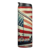 Patriotic Semi-Truck mit USA Flag Monogram Thermosbecher (Nach rechts gedreht)