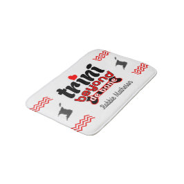 Patriotic Trini Beyond de Bone mit Namen auf WHITE Badematte