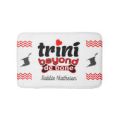 Patriotic Trini Beyond de Bone mit Namen auf WHITE Badematte (Vorderseite)
