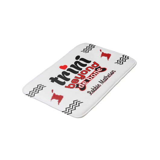 Patriotic Trini Beyond de Bone mit Namen auf WHITE Badematte (Schrägansicht)