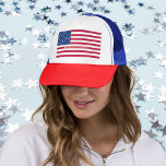 Patriotic USA American Flag Stars Stripes Red Blue Truckerkappe<br><div class="desc">Der Amerikaner, US Flagge, Old Glory, Star-Spangled Banner, USA-Flagge, Brauch, personalisiert, Name Monogram / Initialen, patriotisch, Amerika, cool rot blauen LKWer Mesh hat, um Ihren Stolz, Patriotismus, Liebe zu zeigen. Zum Anpassen geben Sie einfach Ihren Namen / Familiennamen / Firmennamen / Teamname / Monogramm / Initialen ein. Ideal für Feierlichkeiten...</div>