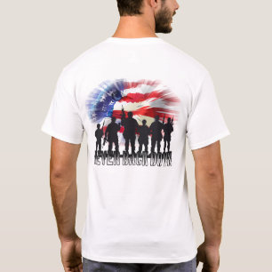 Patriotisch niemals zurückweichen T-Shirt