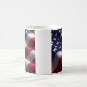 patriotisch schwingende amerikanische Flagge Kaffe Kaffeetasse (Mittel)