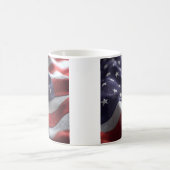 patriotisch schwingende amerikanische Flagge Kaffe Kaffeetasse (Mittel)