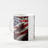 patriotisch schwingende amerikanische Flagge Kaffeetasse (Vorderseite Links)
