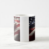 patriotisch schwingende amerikanische Flagge Kaffeetasse (Mittel)