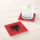 Patriotische albanische Flagge Glasuntersetzer (Schrägansicht)