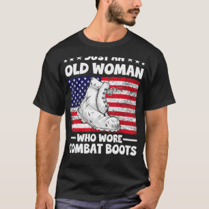 Patriotische Alte Frau, die Kampfstiefel trug T-Shirt