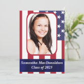 Patriotische amerikanische Flagge Foto Abschluss Einladung (Stehend Vorderseite)