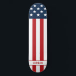 Patriotische amerikanische Flagge Skateboard<br><div class="desc">Dieses patriotische Skateboard der amerikanischen Flagge zeigt die US Flagge mit Ihrem Namen unten.</div>