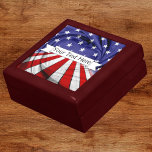 Patriotische amerikanische Flagge Wohn Keepake Erinnerungskiste<br><div class="desc">Patriotisch,  rot,  weiß,  blau,  amerikanische Flagge,  mit Monogramm,  Holz und Fliesenschmuck. Personalisieren Sie mit Ihrem Namen oder einer Nachricht,  die Sie möchten! Sehen Sie nicht,  was Sie gewollt haben? Senden Sie mir eine Nachricht für eine benutzerdefinierte Bestellung.</div>