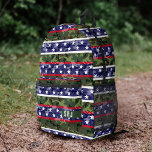Patriotische amerikanische Stars Streifen Grüne Ca Bedruckter Rucksack<br><div class="desc">Dieses coole Rucksack-Design wechselt Sterne und Streifen in Rot, Weiß und Blau mit Streifen grüner Camouflage ab. Die Sterne / Streifen haben auch eine Tarnung aussehen. Fügen Sie Ihr individuelles Monogramm auf die Tasche. Feiern Sie Ihre Liebe der USA mit diesen Taschen, die für den 4. Juli, den 4. Tag...</div>