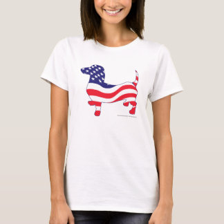 Patriotische Dackel in rotem weißem und blau T-Shirt
