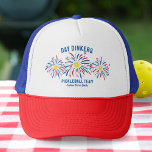 Patriotische Feuerwerke 4. Juli Pickleball Club Te Truckerkappe<br><div class="desc">Super lustiger und festlicher Hut mit pickleball "fireworks",  und 3 Zeilen Text nach Maß. Perfekt als passende Turnierhüte oder für Ihr 4. Juli oder Pickleball Party. Auch für einen Gedächtnistag oder ein Veteran's Day Pickleball Turnier ideal - der perfekte Weg,  um Ihren amerikanischen Stolz zu zeigen.</div>