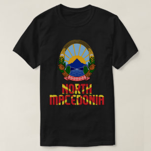 Patriotische Flagge und Wappen Nordmakedoniens T-Shirt