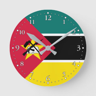 Patriotische Flagge von Mosambik Runde Wanduhr