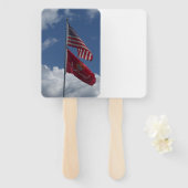 Patriotische Flaggen und ein blauer Himmel auf ein Fächer (Vorne und Hinten)