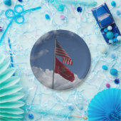 Patriotische Flaggen und ein blauer Himmel auf ein Pappteller (Party)